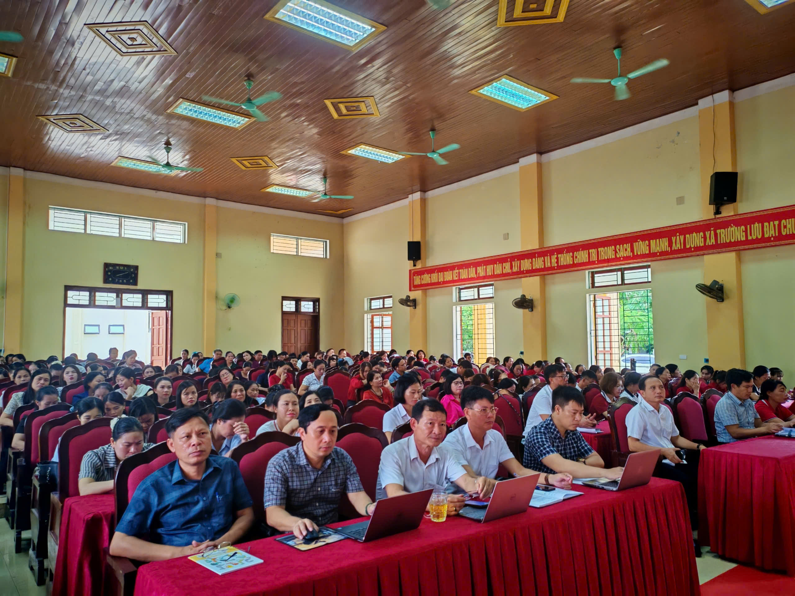 Xã Trường Lưu kết nối trực tuyến tổ chức Hội nghị bồi dưỡng chính trị năm học 2025 – 2026