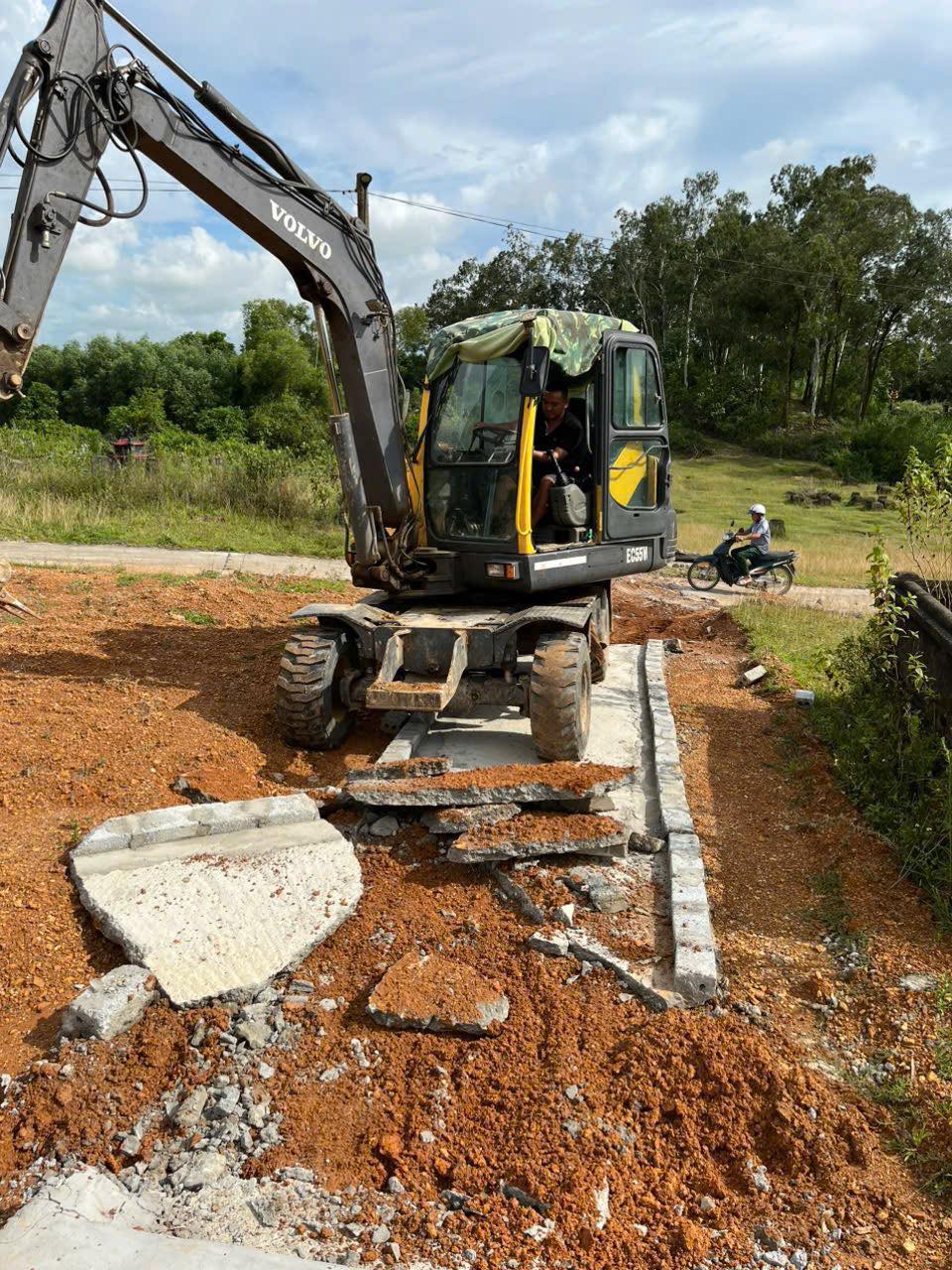 UBND xã Trường Lưu tổ chức lực lượng, phương tiện tháo dỡ công trình xây dựng trái phép trên đất nghĩa trang và đất nông nghiệp.