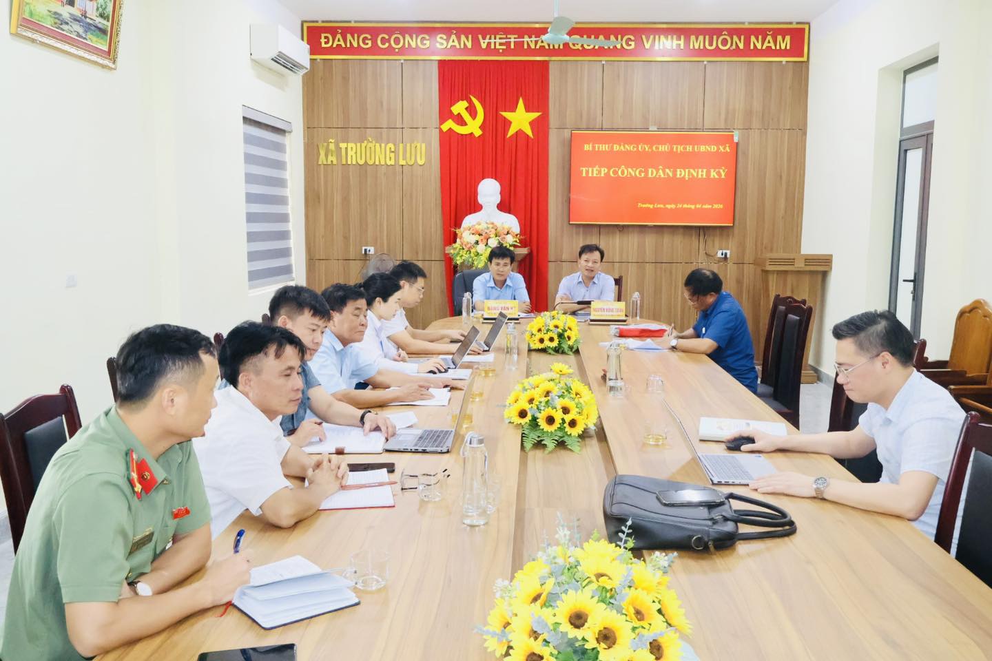 Đồng chí Phó Bí thư thường trực Đảng ủy, đồng chí Chủ tịch UBND xã tiếp công dân định kỳ tháng 4 
